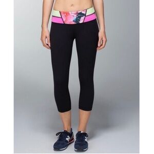 Lululemon Wunder Under Secret Garden
Reversible Leggings - Size 6